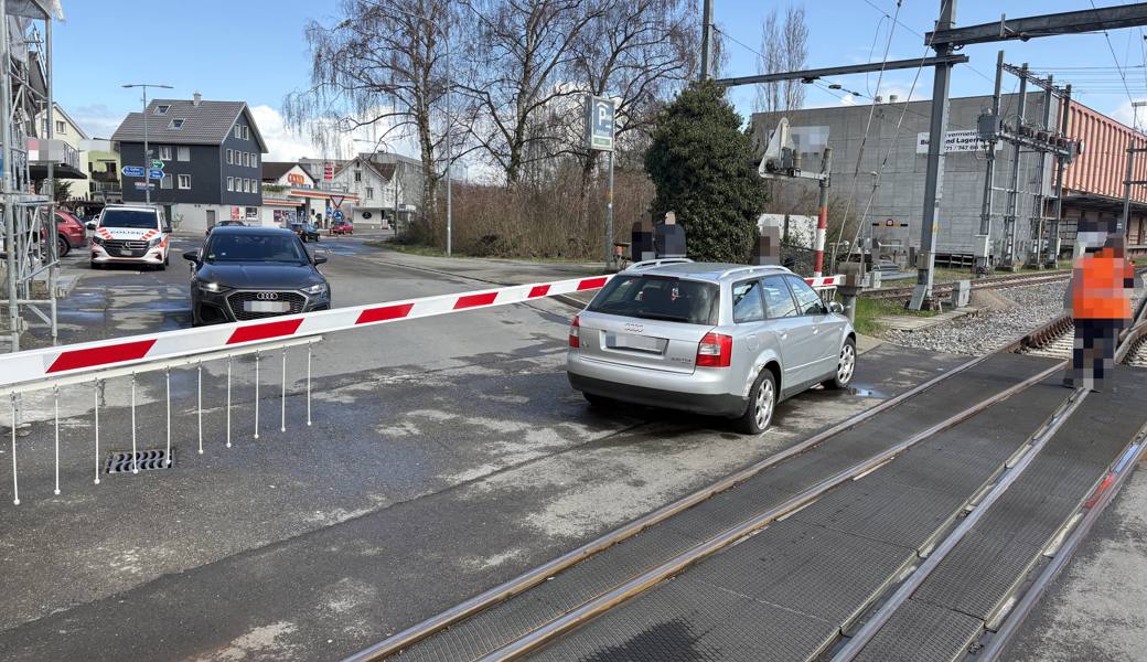 Missliche Lage: Auto bleibt auf Bahnübergang stehen und wird von Zug gestreift
