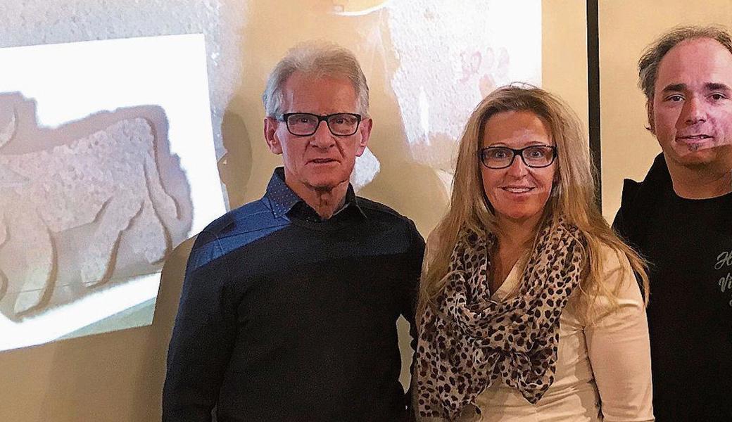 Conny Bänziger, Präsidentin des Kulturvereins, verlieh an der HV ihrem Vorgänger Albin Kühnis (links) die Ehrenmitgliedschaft. Pirmin Breu bot spannende Einblicke in sein Kunstschaffen. Conny Bänziger, Präsidentin des Kulturvereins, verlieh an der HV ihrem Vorgänger Albin Kühnis (links) die Ehrenmitgliedschaft. Pirmin Breu bot spannende Einblicke in sein Kunstschaffen.