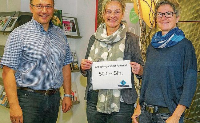 Spendenübergabe an Entlastungsdienste