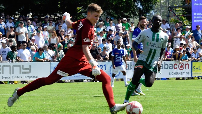 Im Cupspiel gegen den FC St.Gallen brachte Leo Hetzel die Profistürmer, hier Chadrac Akolo, schier zur Verzweiflung. Im Cupspiel gegen den FC St.Gallen brachte Leo Hetzel die Profistürmer, hier Chadrac Akolo, schier zur Verzweiflung.