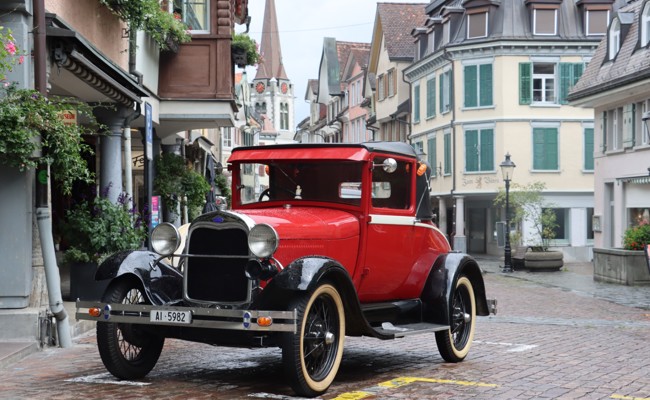 Oldtimer in der Region unterwegs: «Blechliesel» glänzt auch im Regen