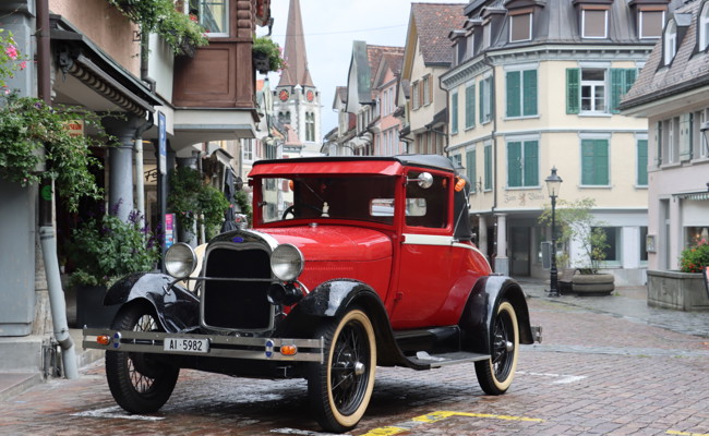 Oldtimer in der Region unterwegs: «Blechliesel» glänzt auch im Regen
