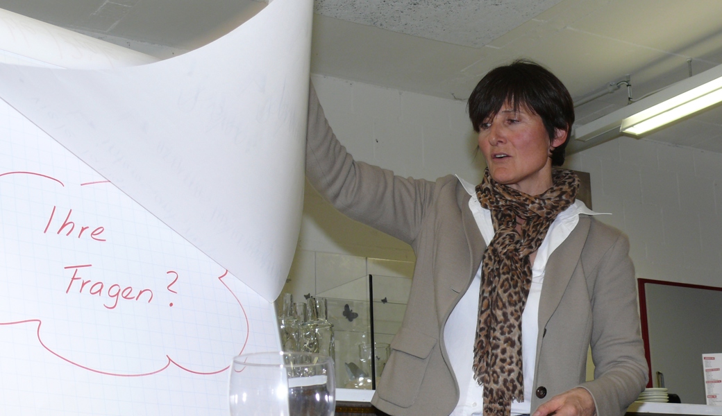 Silvia Troxler vor einem Jahrzehnt, kurz nach der Wahl zu Balgachs Präsidentin, bei einer Veranstaltung. Heute sagt sie selbstironisch: Der Tiefbauleiter lache sie noch heute aus, weil sie am Anfang meinte, alles müsse etwas schneller gehen. Silvia Troxler vor einem Jahrzehnt, kurz nach der Wahl zu Balgachs Präsidentin, bei einer Veranstaltung. Heute sagt sie selbstironisch: Der Tiefbauleiter lache sie noch heute aus, weil sie am Anfang meinte, alles müsse etwas schneller gehen.