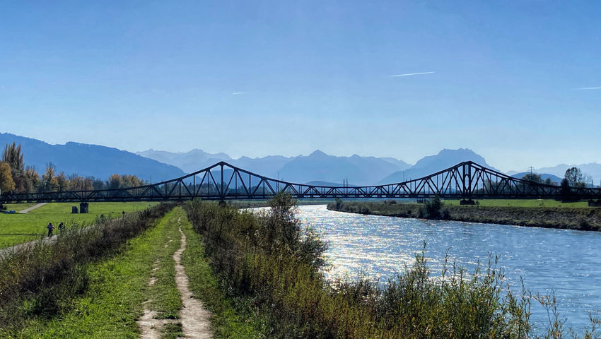 Die Wiesenrainbrücke von der Lustenauer Seite talaufwärts gesehen. Die Wiesenrainbrücke von der Lustenauer Seite talaufwärts gesehen.