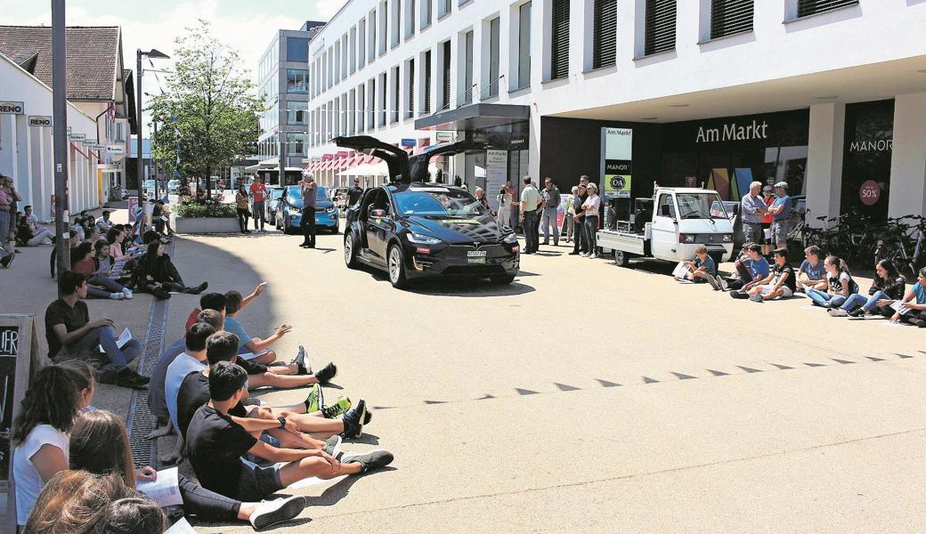 Wer hat schon mal ein Auto gesehen, das mit den Türen winken kann? Noch dazu ein E-Auto?