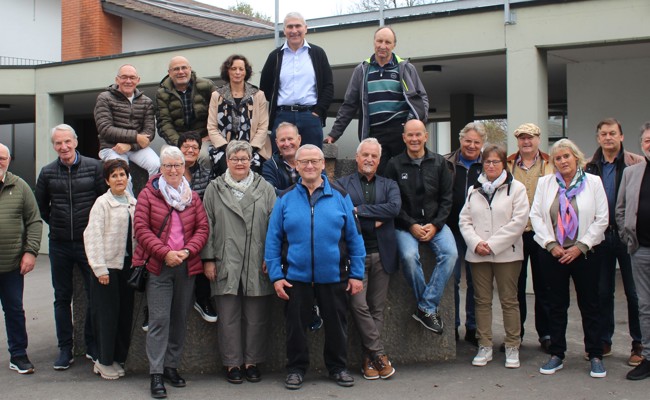 Fröhliches Klassentreffen mit humorvoller Retroschulstunde