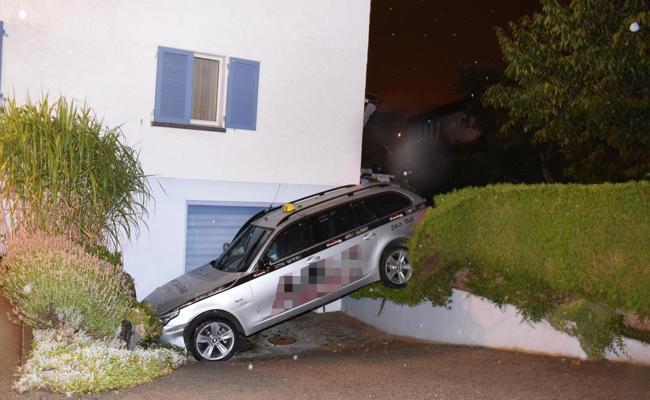 Taxifahrer niedergeschlagen und mit Taxi geflüchtet