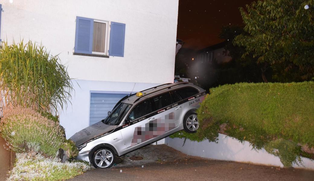 Nach einer Irrfahrt blieb der Mann mit dem Fahrzeug in einer Garageneinfahrt stecken.