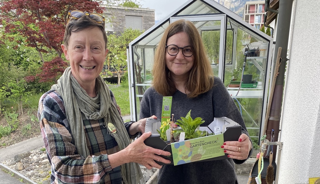 Agnes Schümperlin (l.) von der Naturschutzgruppe Alta Rhy bei der Pflanzen-Abgabe in Diepoldsau.