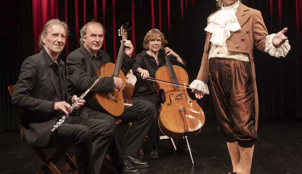 V.r.: Matthias Peter in seiner Rolle als Emanuel Schikaneder und das edes-Ensamble. 