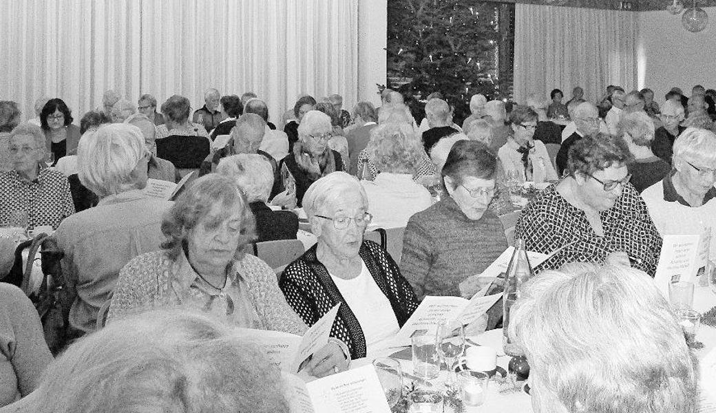 Rund 170 Seniorinnen und Senioren folgten der Einladung in das weihnachtlich geschmückte Kirchgemeindehaus. Bild: pd