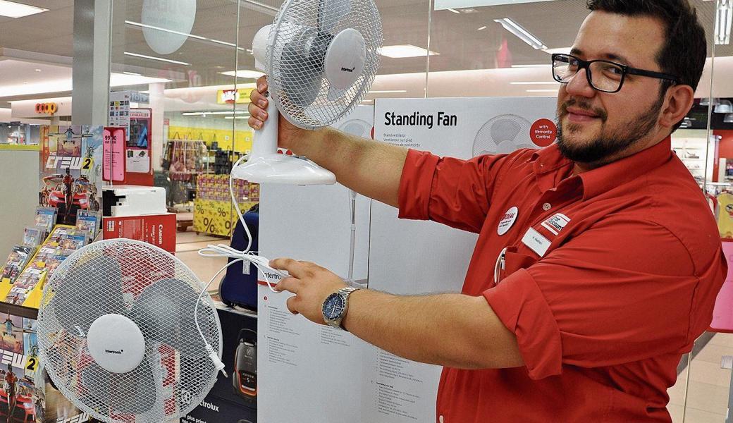 Verkaufsberater Hasan Hashani von der Interdiscount-Filiale in Heerbrugg verkauft zurzeit jeden Tag Dutzende Ventilatoren.