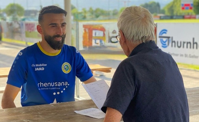 Stürmer Bilal Gümüs macht einen Zwischenhalt auf der Rheininsel