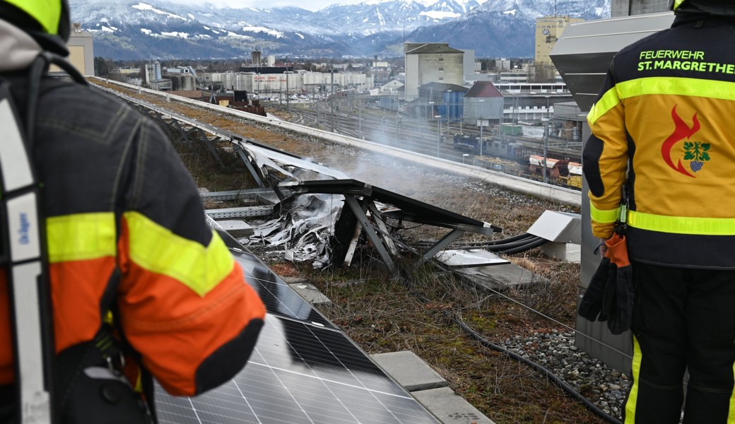 Auf einem Firmendach in der Nähe des Bahnhofs brannten Teile einer Photovoltaikanlage