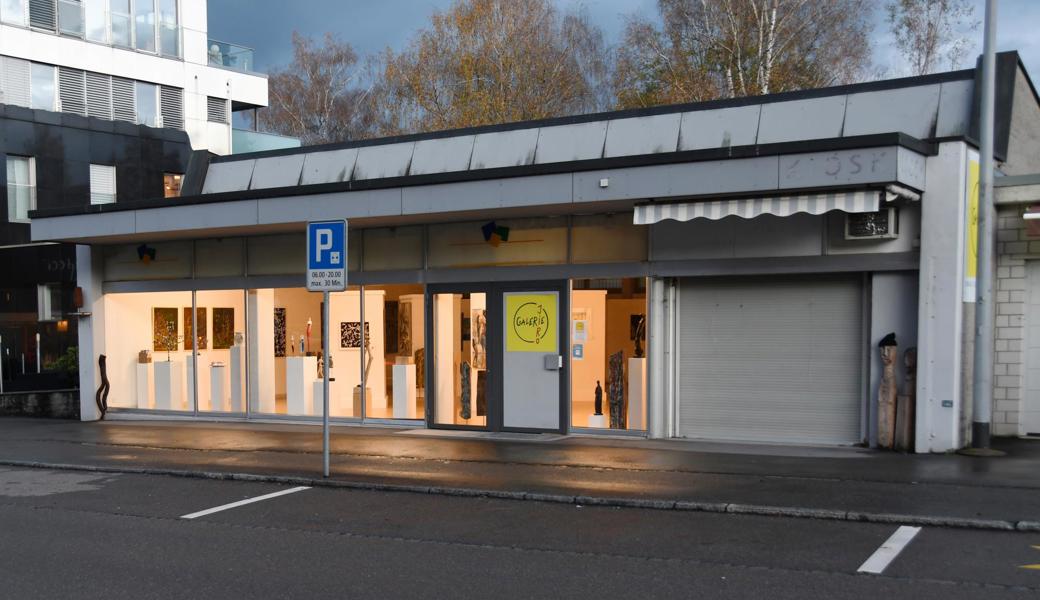 Die Bibliothek / Ludothek Au wechselt in das Gebäude, in dem zurzeit die Galerie JiRo untergebracht ist. Mit Keller und Nebenräumen ist die Nutzfläche dort grösser als am aktuellen Standort im Schulhaus Wees.