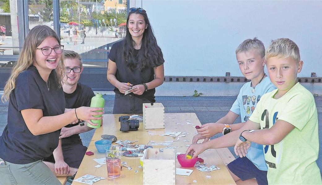 Das Basteln mit den Leiterinnen vom Blauring machte den Kids sichtlich Spass.