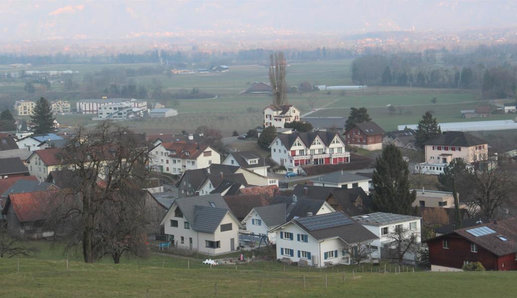 Der Sonnenhügel samt gleichnamigem Restaurant (Bildmitte, mit hoher Pappel) gehört nun drei Firmen mit starkem Bezug zum St. Galler Rheintal.