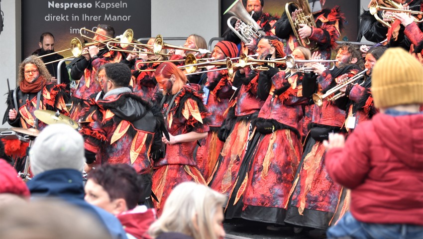 Spass für Gross und Klein bei der «Fasnacht am Markt» Spass für Gross und Klein bei der «Fasnacht am Markt»