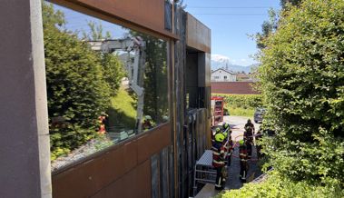 Wahrscheinlich wegen Unkraut: Fassade geriet in Brand