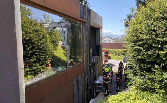 Wahrscheinlich wegen Unkraut: Fassade geriet in Brand