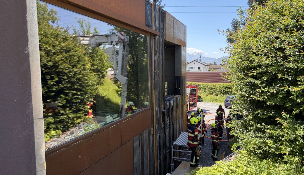 Wahrscheinlich wegen Unkraut: Fassade geriet in Brand