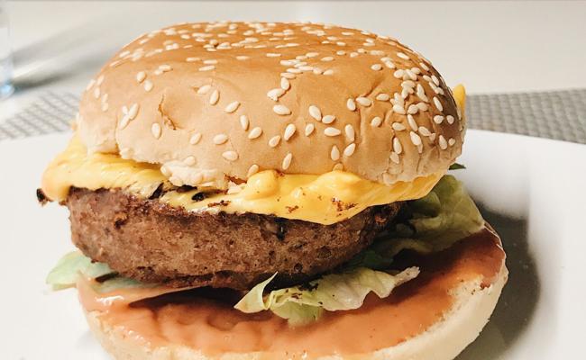 Sieht aus wie Fleisch, schmeckt wie Fleisch, ist aber keins! Veganer Burger im Test