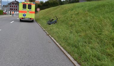 77-jähriger Mann verliert Kontrolle über sein E-Bike und stürzt