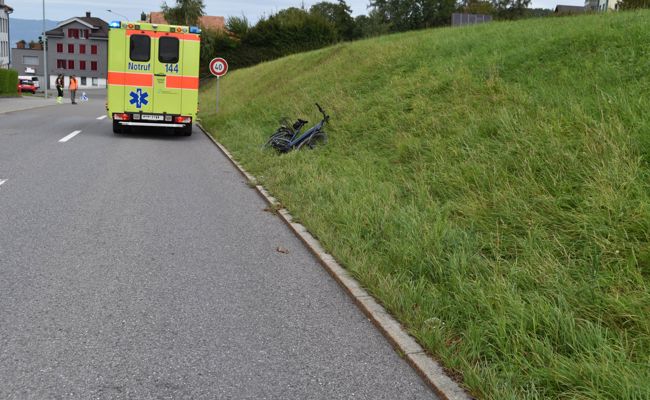 77-jähriger Mann verliert Kontrolle über sein E-Bike und stürzt