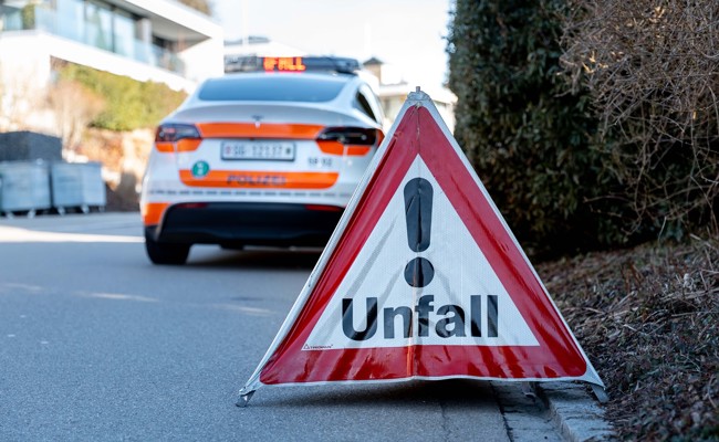 Mann prallt alkoholisiert gegen ein parkiertes Auto