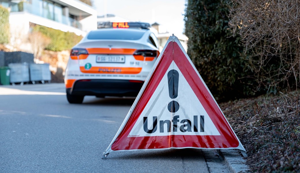 Mann prallt alkoholisiert gegen ein parkiertes Auto