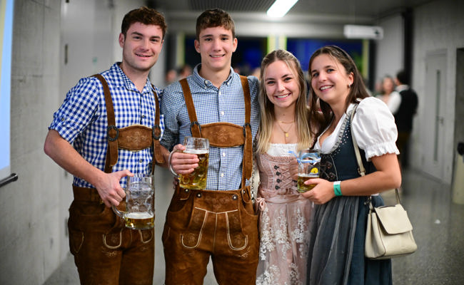 Brezel, Bier und Weisswürste: So feierte das Städtli in der Schöntalturnhalle sein Oktoberfest