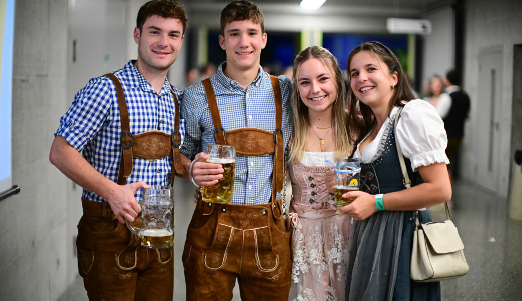 Brezel, Bier und Weisswürste: So feierte das Städtli in der Schöntalturnhalle sein Oktoberfest