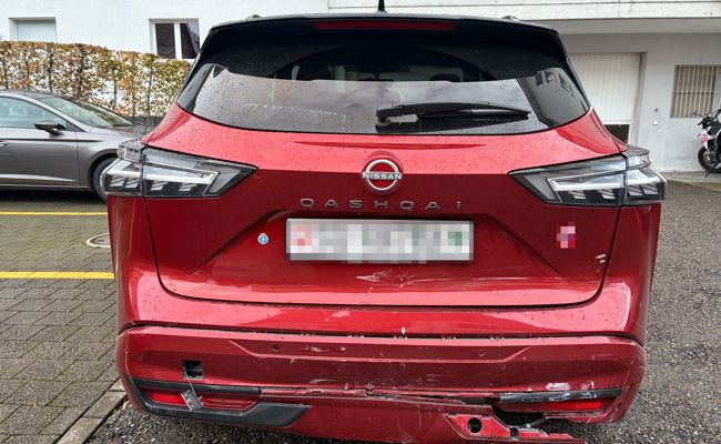 Fahrunfähig unterwegs: Einer flüchtet, einer kracht mit E-Bike in ein Auto