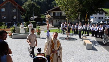Mit Weihwasser und Bier: Neuer Dorfplatz feierlich eingeweiht