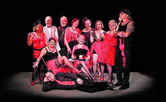 Seniorentheater «strippt» auf der Bühne
