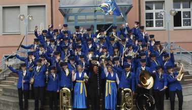 Der Musikverein Konkordia besucht die Stadt, fährt durchs Land und hält Wache am Rhein