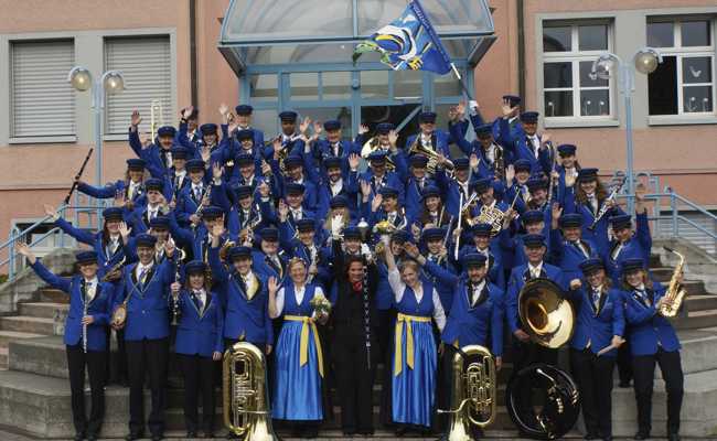 Der Musikverein Konkordia besucht die Stadt, fährt durchs Land und hält Wache am Rhein