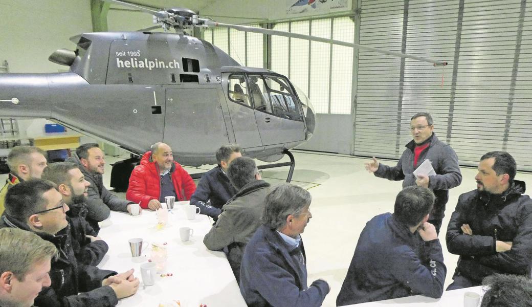 Manfred Hildener, CEO der Firma Helialpin, stellte den Feuerwehr-Offizieren sein Unternehmen vor und lud sie anschliessend zu einem kurzen Rundlfug über dem Einsatzgebiet des Sicherheitsverbundes Rheineck-Thal-Lueznberg (R.T.L.) ein.
