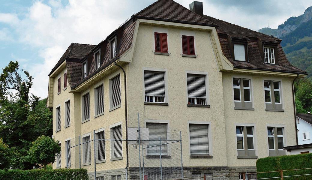 Die Gemeindeverwaltung ist noch bis 22. August im ehemaligen Schulhaus Dorf untergebracht. Zurzeit wird geprüft, ob die Wohnung im Dachgeschoss anschliessend als Raum für die Kindertagesstätte genutzt werden kann.