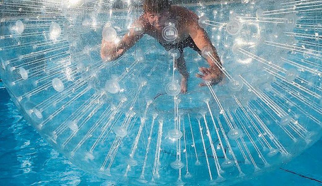 Der Zorbing-Ball vermittelt ein Gefühl der Schwerelosigkeit. 