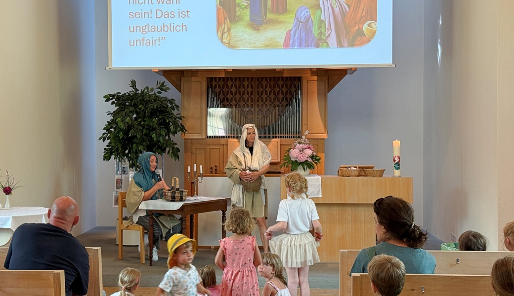 Manuela Fiorini und Petra Merz Kellenberger erzählten im Gottesdienst das «Gleichnis von den Arbeitern im Weinberg».(pd)