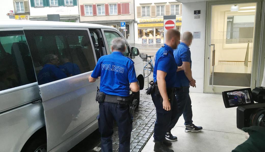 Der zu 40 Monaten Gefängnis verurteilte Osteopath auf dem Weg zur Urteilsverkündung. 