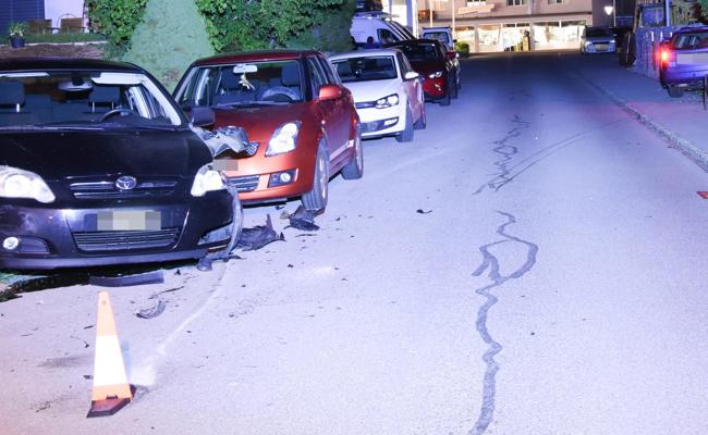 In parkiertes Auto und einen Zaun geprallt