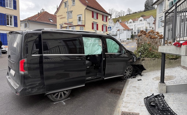 Kleinbusfahrer verliert Kontrolle und prallt in Stützmauer