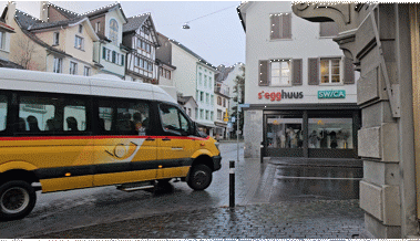 AC/DC machen Postautos flink: Mit «T.N.T.» über Altstättens Trottoirüberfahrten