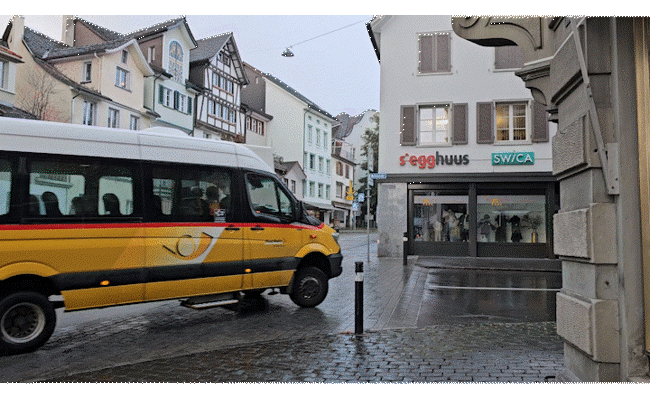 AC/DC machen Postautos flink: Mit «T.N.T.» über Altstättens Trottoirüberfahrten