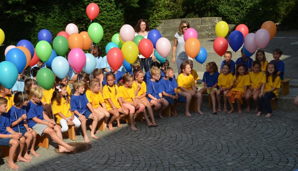 Die Schülerinnen und Schüler vom Schulhaus Wees bringen dem scheidenden Schulratspräsidenten Walter Portmann ein Ständli.