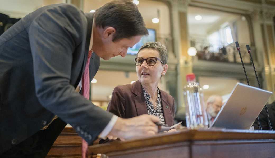 Patrick Dürr (hier im Gespräch mit der Gossauer Mitte-Kantonsrätin Helen Alder Frey) möchte, dass die Bürgerinnen und Bürger über Steuererhöhungen des Kantons abstimmen können. Patrick Dürr (hier im Gespräch mit der Gossauer Mitte-Kantonsrätin Helen Alder Frey) möchte, dass die Bürgerinnen und Bürger über Steuererhöhungen des Kantons abstimmen können.