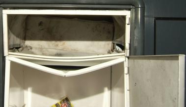 Briefkasten und Backstein gesprengt