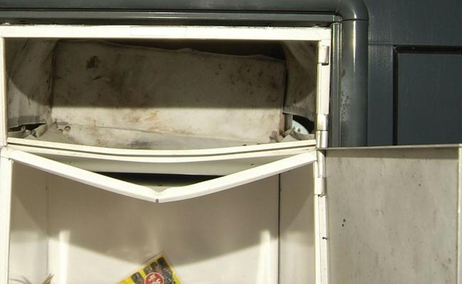 Briefkasten und Backstein gesprengt